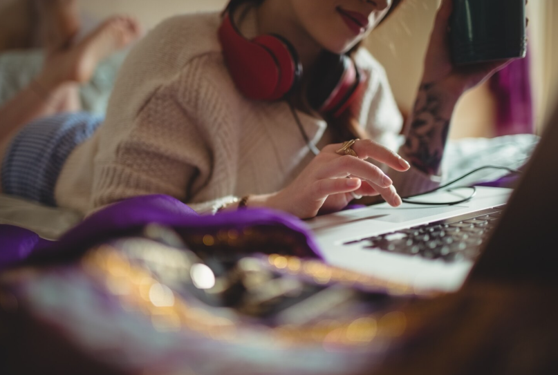 Estudante a criar um design web moderno num laptop